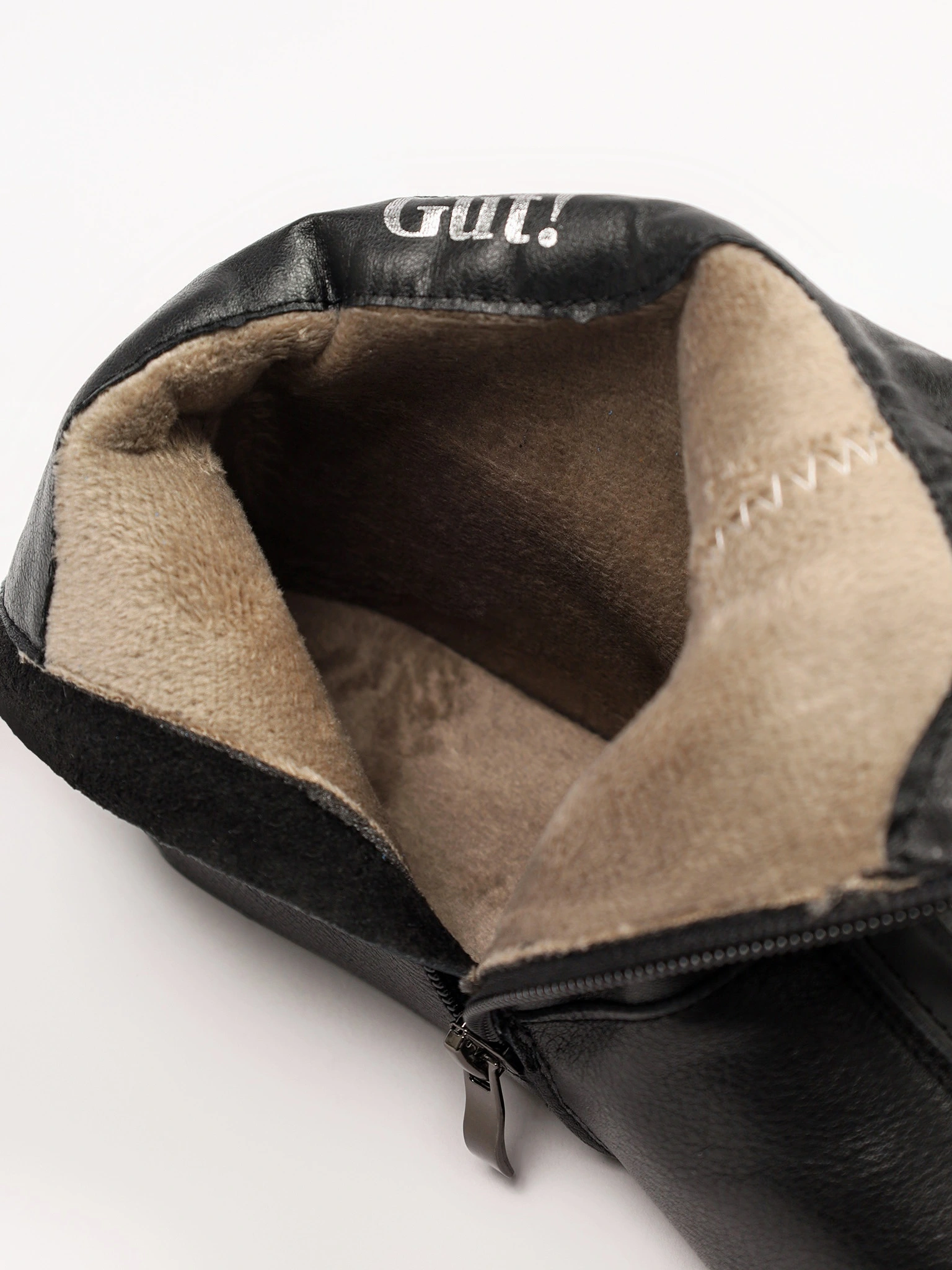 Ботинки черного цвета с декоративным замком спереди